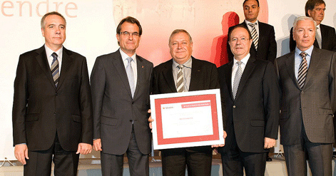 Josep Maria Lloreda muestra el premio